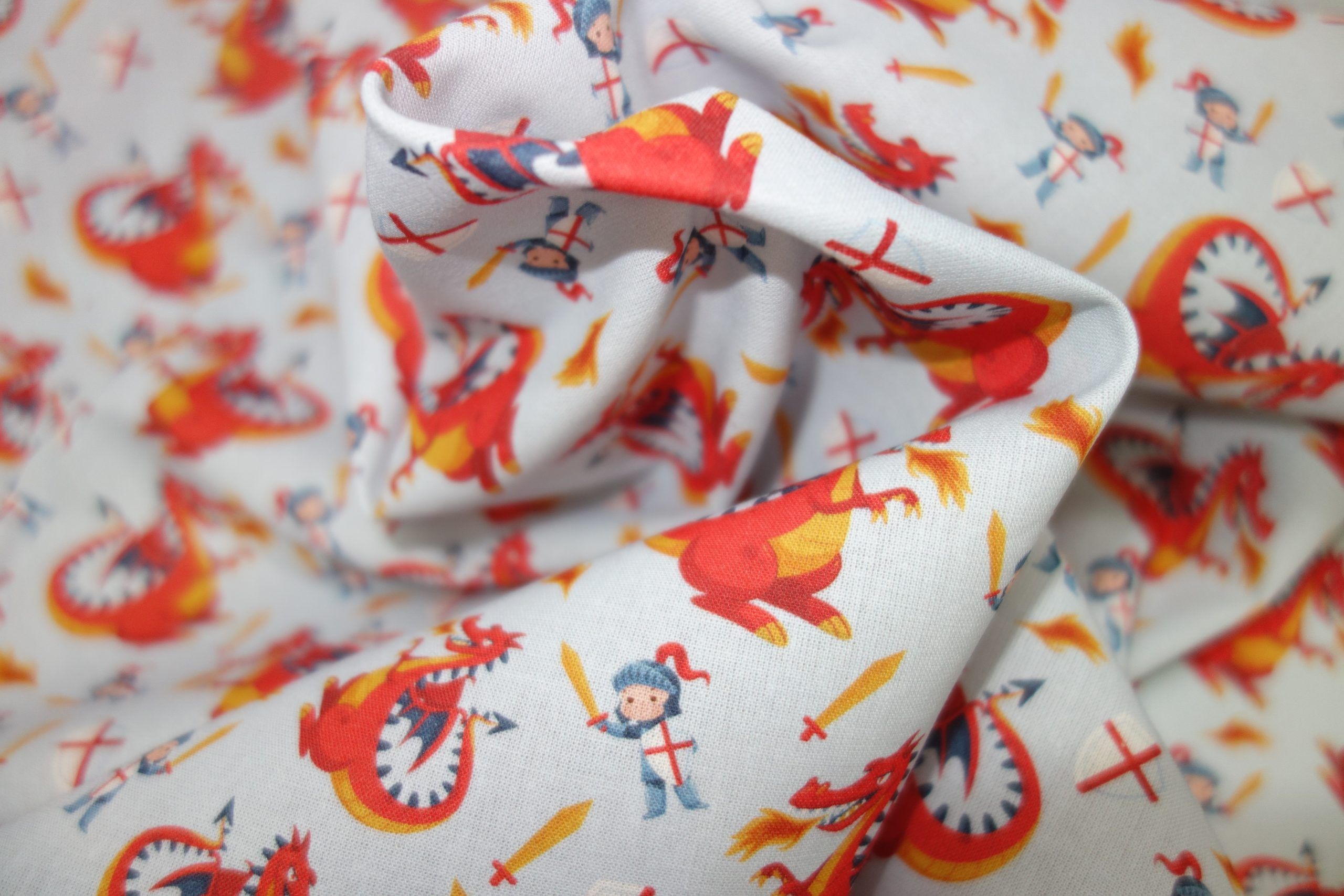 Popelín algodón estampado (patchwork) – Serie Caballeros y Dragones - Imagen 2