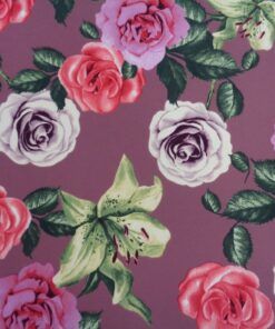 Crep de blusa estampado – Serie Atenea fondo rosa maquillaje