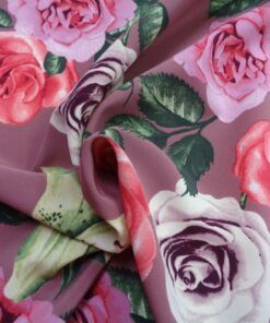 Alternative view of Crep de blusa estampado – Serie Atenea fondo rosa maquillaje