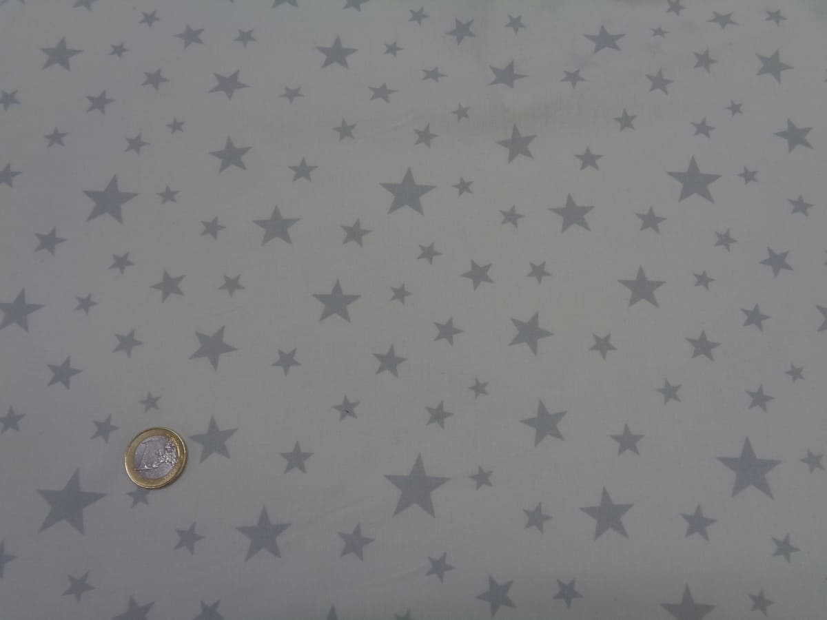 Popelín algodón estampado (patchwork) – Serie Noa (estrellas gris fondo blanco)