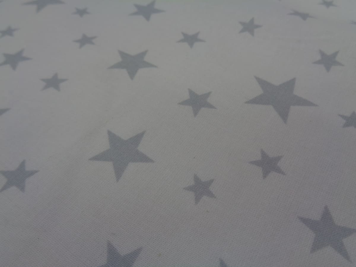 Popelín algodón estampado (patchwork) – Serie Noa (estrellas gris fondo blanco) - Imagen 2